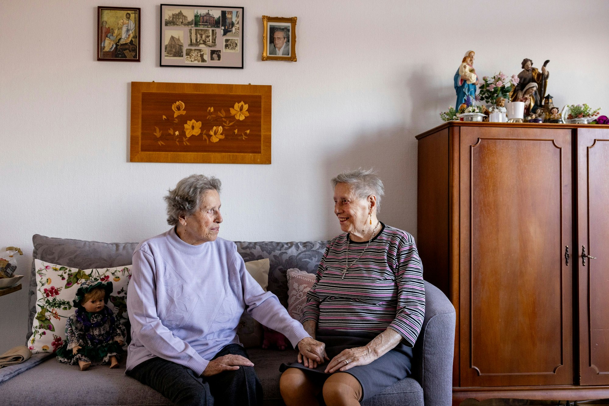 15.12.2025, Köln: Margarete Herrmann und Eva Berndorf (91) sind eineiige Zwillinge und leben beide in den Riehler Heimstätten.
Im Bild v.r.n.l. Eva Berndorf und Margarete Herrmann.
Foto: Michael Bause