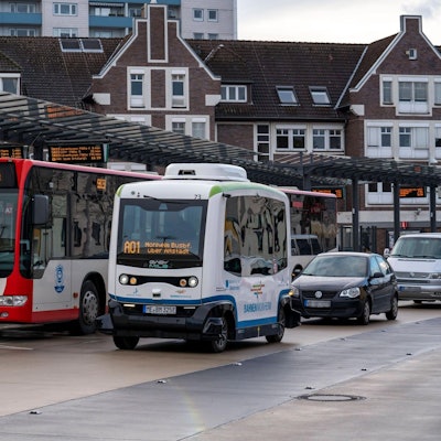 Zu sehen ist ein autonom fahrenden Linienbus in Monheim neben einem regulären Linienbus.