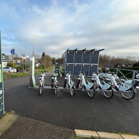 Der Raiffeisenplatz in Hilgen mit Wupsi-Rädern