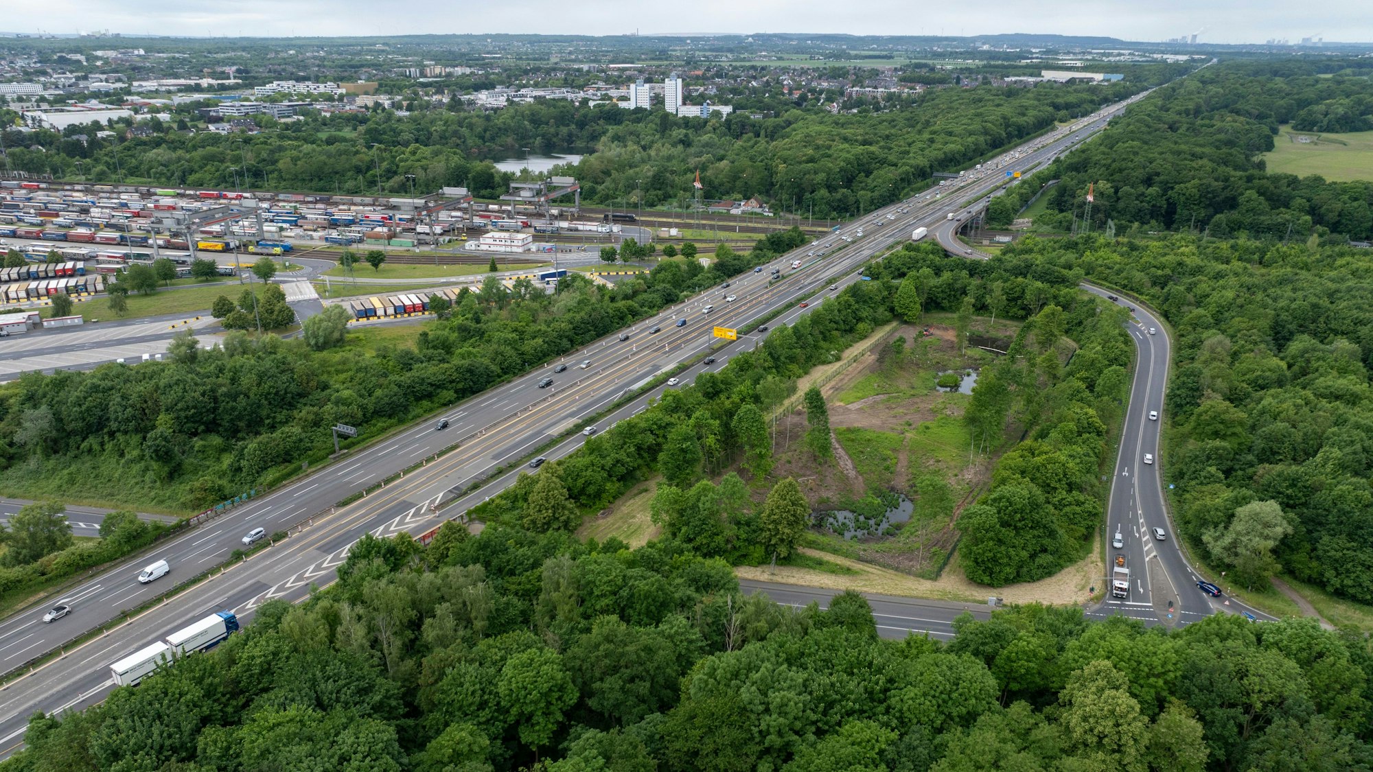 29.05.2025, Köln: Blick auf die Anschlußstelle Eifeltor an der A4. Die Autobahn GmbH verändert die Verkehrsführung im Bereich der Brücke Eifeltor. Nachdem es dort in den letzten Wochen zu mehreren LKW-Unfällen gekommen ist, werden die Fahrspuren umgebaut. Luftbild mit Drohne. Foto: Uwe Weiser