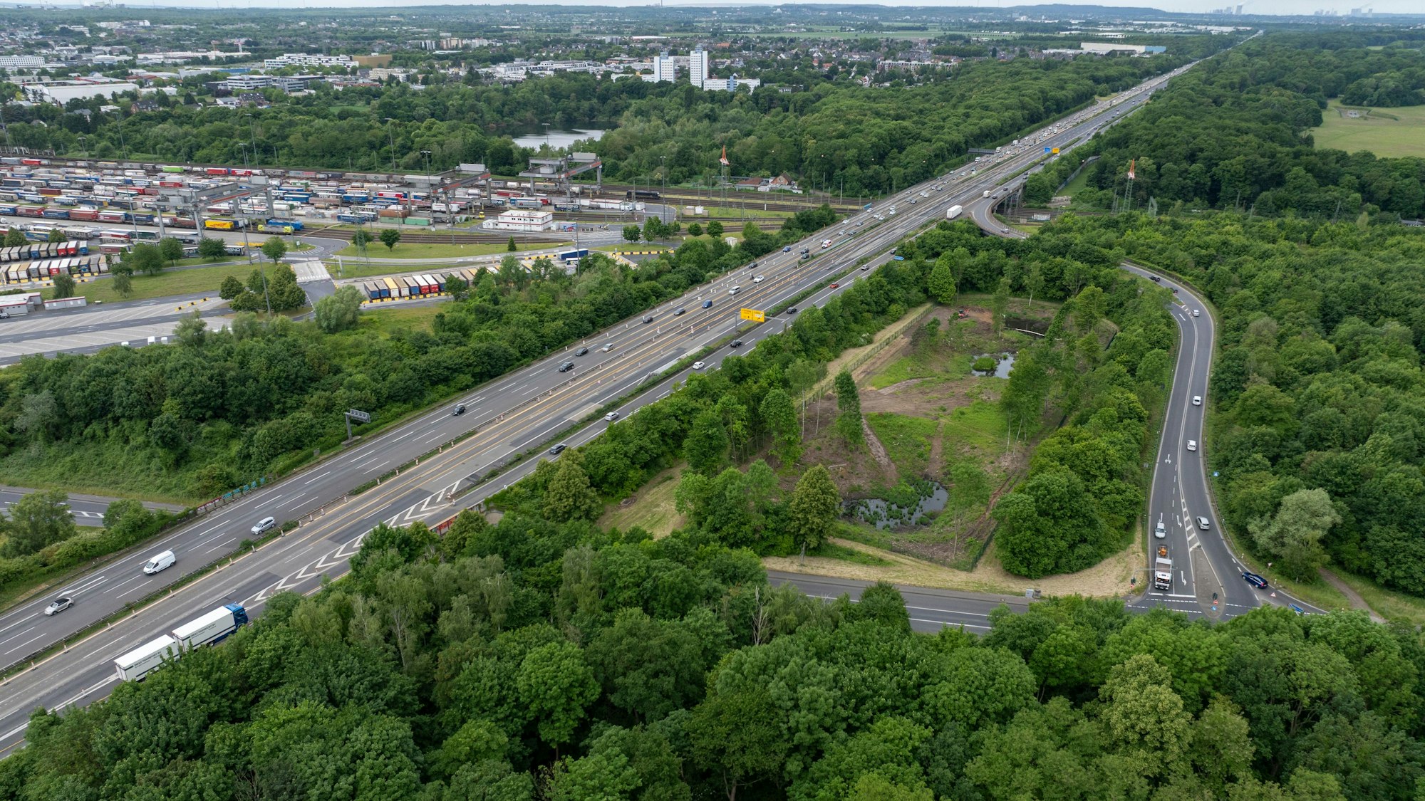 Blick auf die Anschlussstelle Eifeltor an der A4: Die Autobahn GmbH hat die Verkehrsführung im Bereich der Brücke geändert, nachdem es dort zu mehreren Lkw-Unfällen gekommen war. (Archivbild)