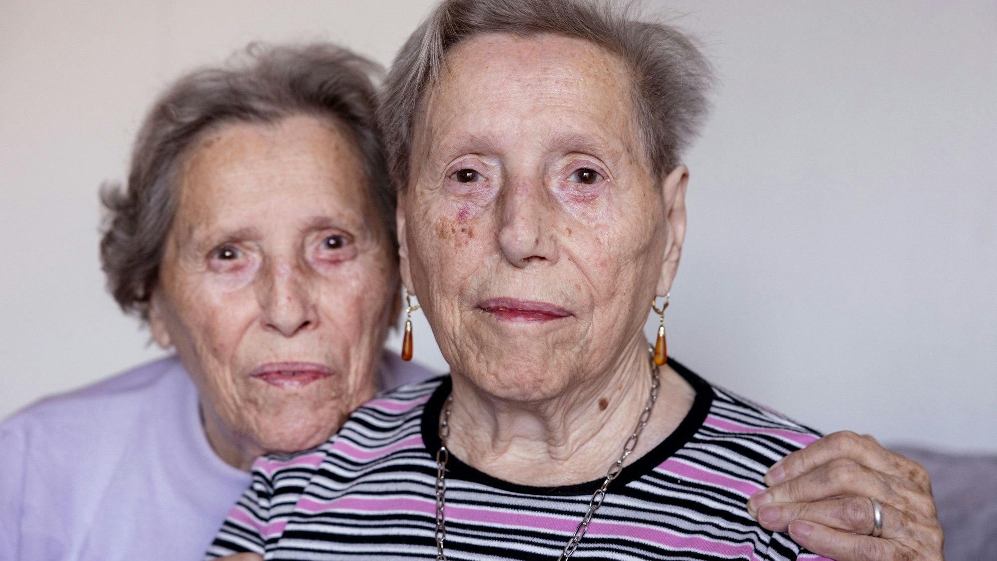 15.12.2025, Köln: Margarete Herrmann und Eva Berndorf (91) sind eineiige Zwillinge und leben beide in den Riehler Heimstätten.
Im Bild v.r.n.l. Eva Berndorf und Margarete Herrmann.
Foto: Michael Bause