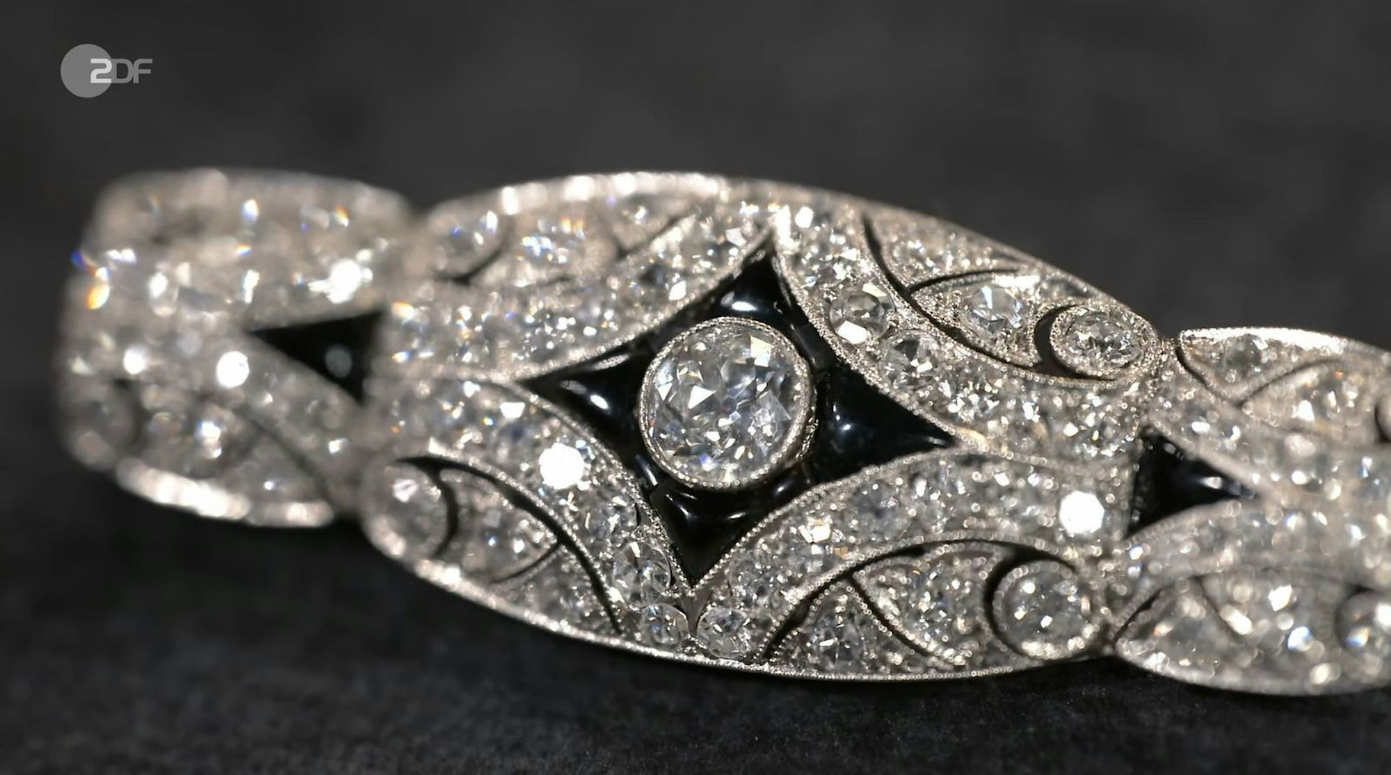 Das zweite Schmuckhighlight der Dienstagssendung brachte Sybille mit: eine ungetragene Brosche aus Familienbesitz. (Bild: ZDF)