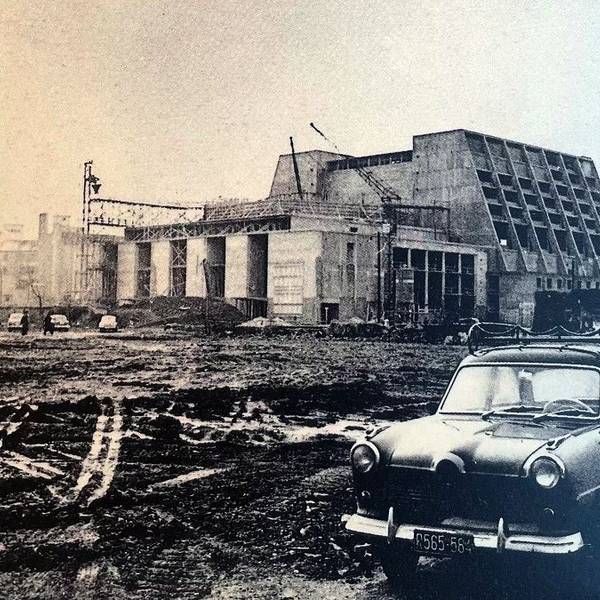 Die Opernbaustelle im Jahr 1956, im Vordergrund der Ford von Wilhelm Pfeffer.