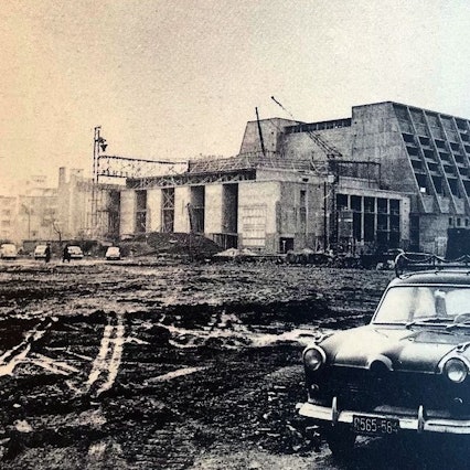 Die Opernbaustelle im Jahr 1956, im Vordergrund der Ford von Wilhelm Pfeffer.