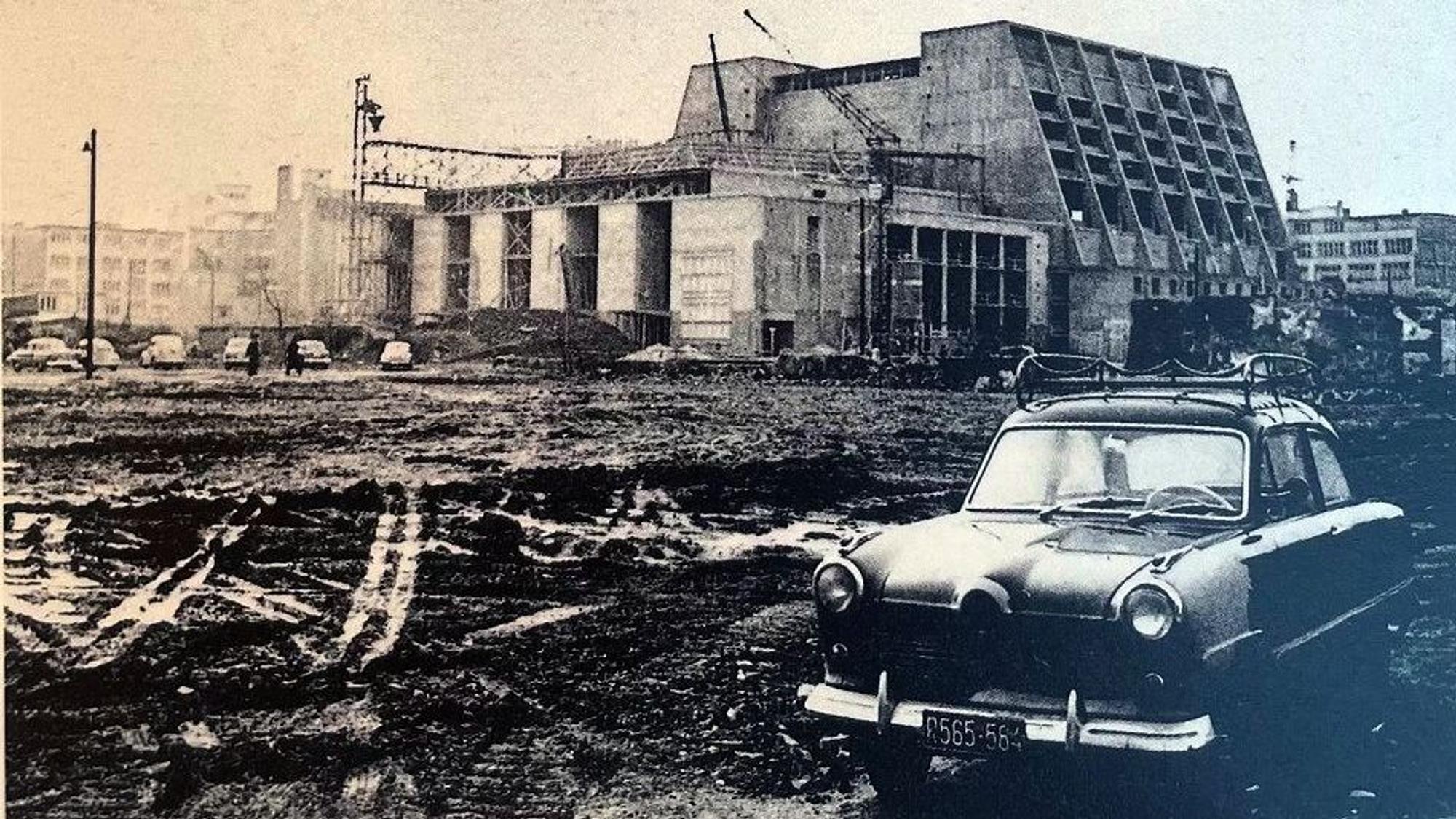 Die Opernbaustelle im Jahr 1956, im Vordergrund der Ford von Wilhelm Pfeffer.