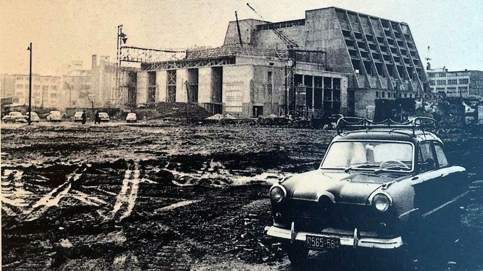 Die Opernbaustelle im Jahr 1956, im Vordergrund der Ford von Wilhelm Pfeffer.