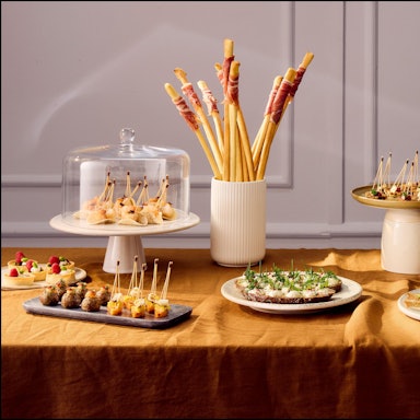 Das neue Kochbuch „Fingerfood“ enthält 222 vielfältige Rezepte.