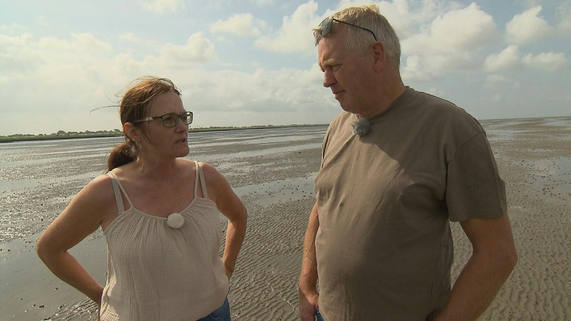 In Cuxhaven such Kirstin die Nähe von Geflügelhalter Jörg. (Bild: RTL)