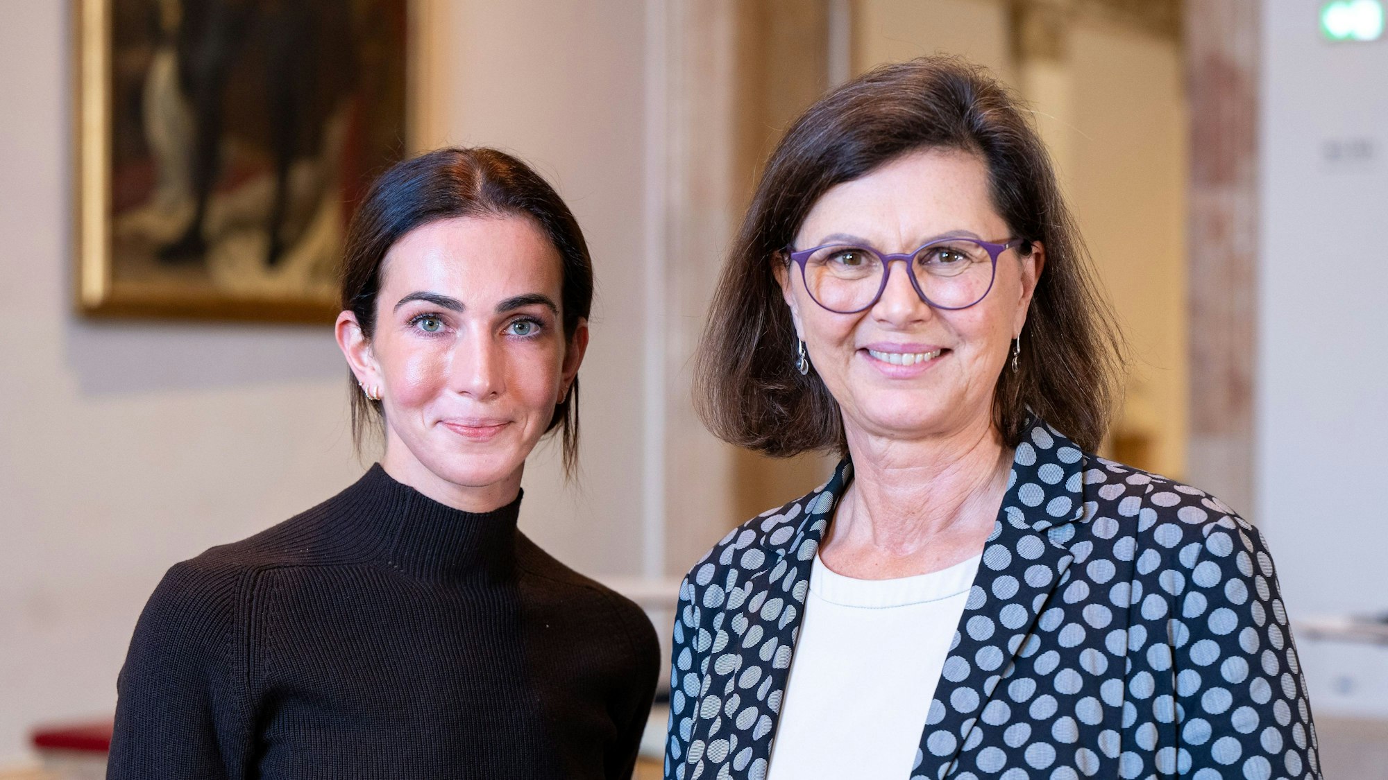 ARCHIV - 15.10.2025, Bayern, München: Lisa Müller, Praktikantin im Bayerischen Landtag, und Ilse Aigner (CSU, r.), Präsidentin des Bayerischen Landtags, posieren im Landtag für ein Foto. Dressurreiterin Lisa Müller absolvierte einige Schnuppertage im bayerischen Landtag. (zu dpa: «Lisa Müller ist jetzt CSU-Mitglied») Foto: Lennart Preiss/dpa +++ dpa-Bildfunk +++