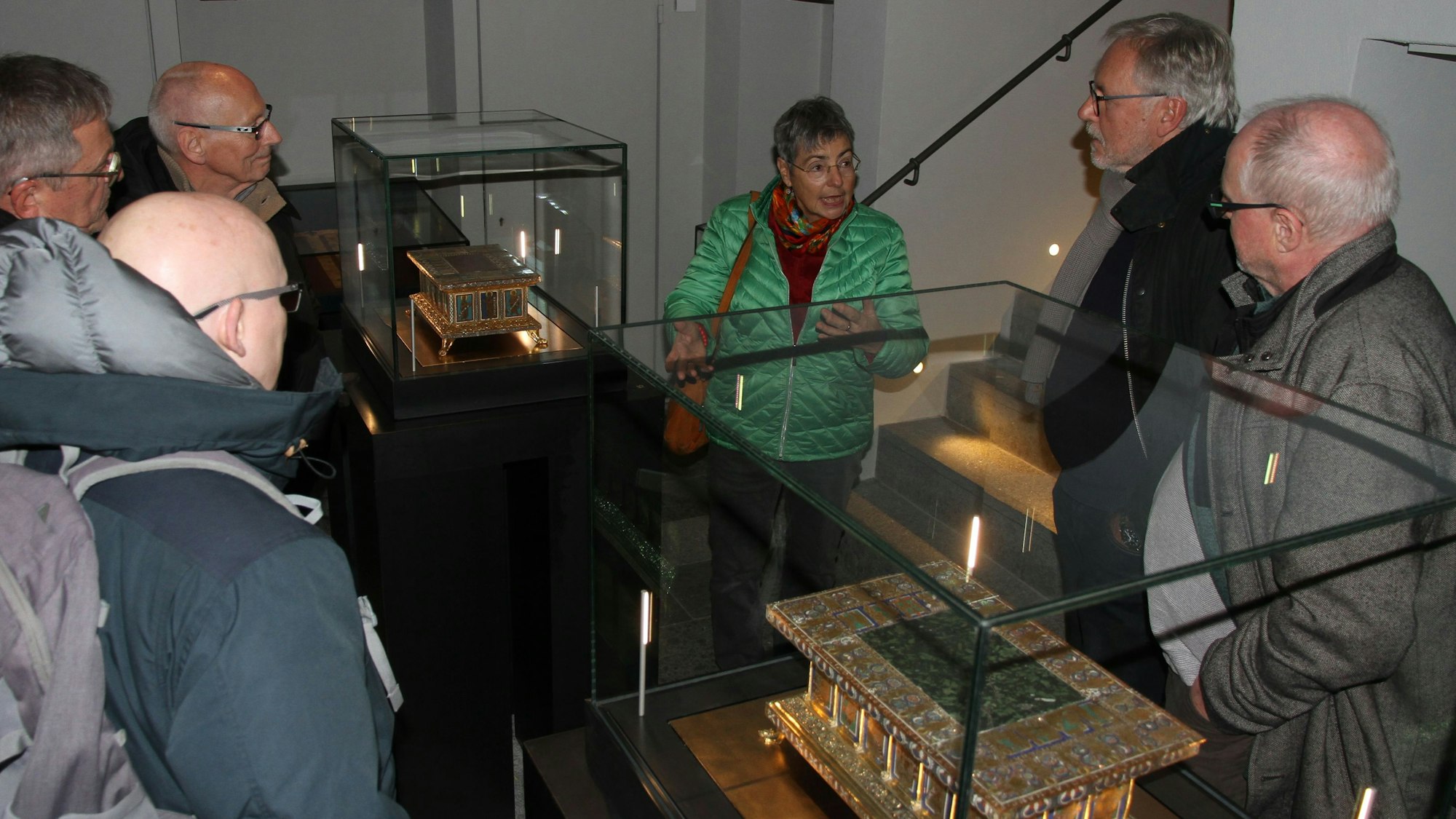Weihnachtliche Motive in der Schatzkammer St. Servatius, Andrea Korte-Böger bei einer Führung durch die Schatzkammer