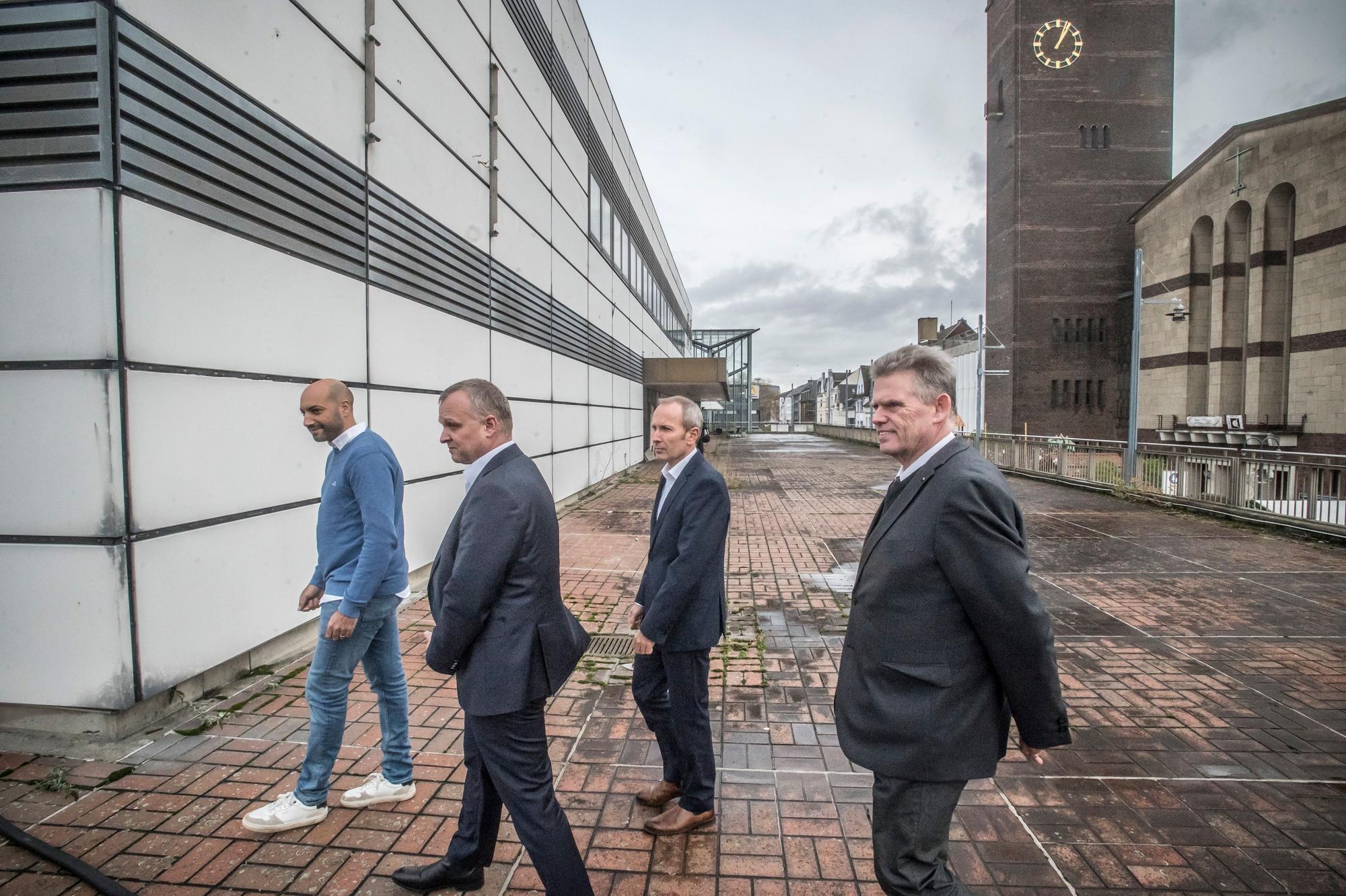 Abdelaziz Rachidi (Decathlon, Leiter Expansion NRW), Björn Krischik, Markus Märtens, Michael Molitor verkünden offiziell, dass der Mietvertrag mit Decathlon für den alten Kaufhof, 1. Etage, unterschrieben wurde.Der Eingang ist auf der Terrasse, eine Treppe und ein Aufzug werden außen gebaut.