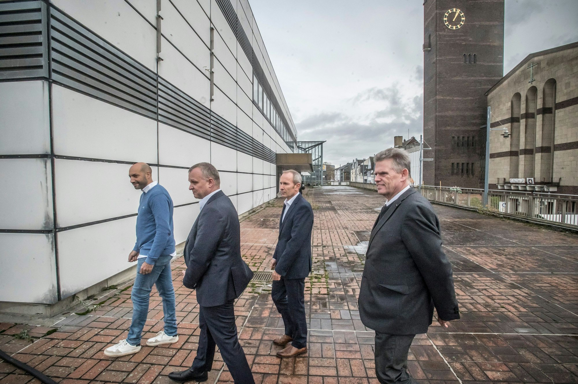 Abdelaziz Rachidi (Decathlon, Leiter Expansion NRW), Björn Krischik, Markus Märtens, Michael Molitor verkünden offiziell, dass der Mietvertrag mit Decathlon für den alten Kaufhof, 1. Etage, unterschrieben wurde.Der Eingang ist auf der Terrasse, eine Treppe und ein Aufzug werden außen gebaut.