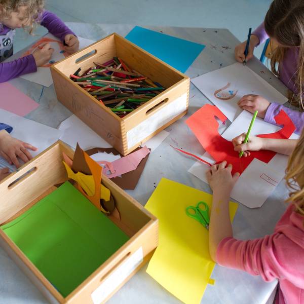 ARCHIV - 29.02.2012, Baden-Württemberg, Mannheim: Grundschülerinnen sind in einem Kinderhort mit Bastelarbeiten beschäftigt. (zu dpa: «Fast 450 Grundschulen sind noch ohne Ganztag») Foto: Uwe Anspach/dpa +++ dpa-Bildfunk +++
