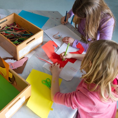 ARCHIV - 29.02.2012, Baden-Württemberg, Mannheim: Grundschülerinnen sind in einem Kinderhort mit Bastelarbeiten beschäftigt. (zu dpa: «Fast 450 Grundschulen sind noch ohne Ganztag») Foto: Uwe Anspach/dpa +++ dpa-Bildfunk +++