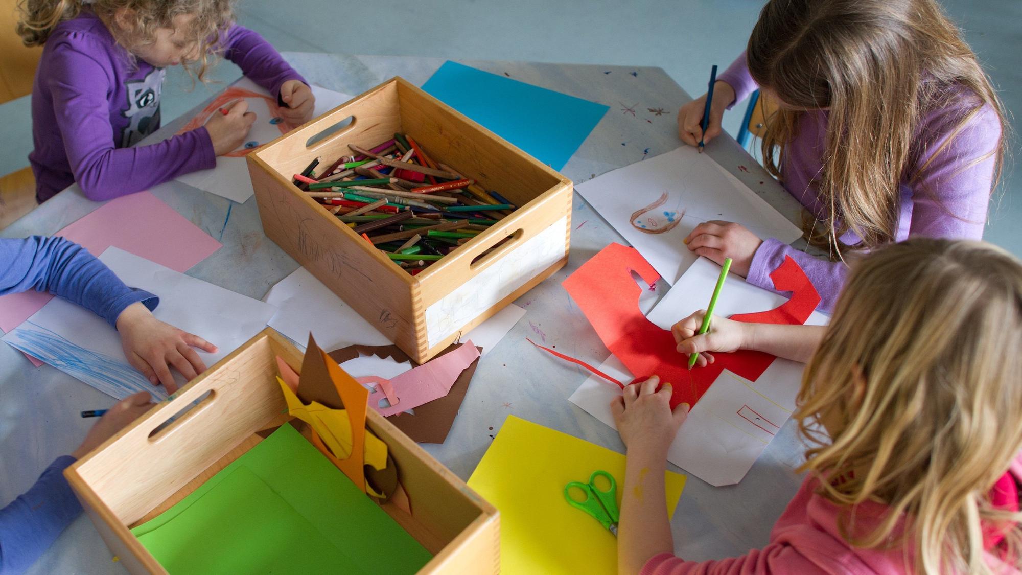 ARCHIV - 29.02.2012, Baden-Württemberg, Mannheim: Grundschülerinnen sind in einem Kinderhort mit Bastelarbeiten beschäftigt. (zu dpa: «Fast 450 Grundschulen sind noch ohne Ganztag») Foto: Uwe Anspach/dpa +++ dpa-Bildfunk +++