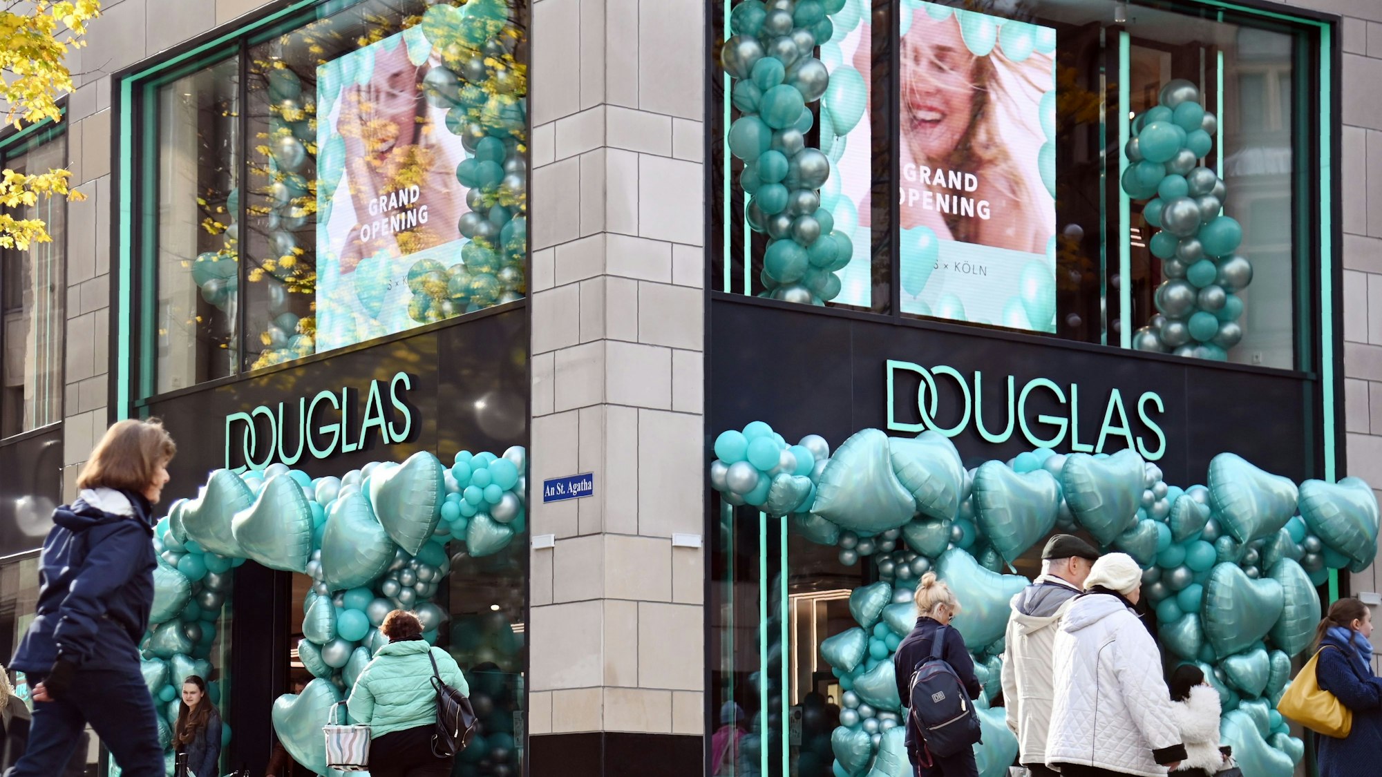 06.11.2025 Köln. Eröffnung einer Douglas Filiale auf der Schildergasse. Foto: Alexander Schwaiger