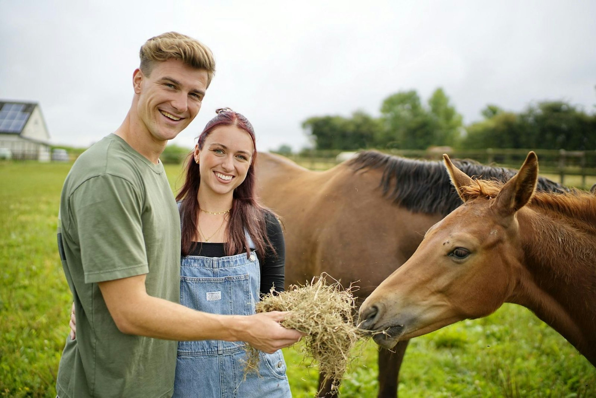 Lehrerin Laura (26) begeistere den Landwirt bereits mit ihrem Brief. (Bild: RTL / Stefan Gregorowius)