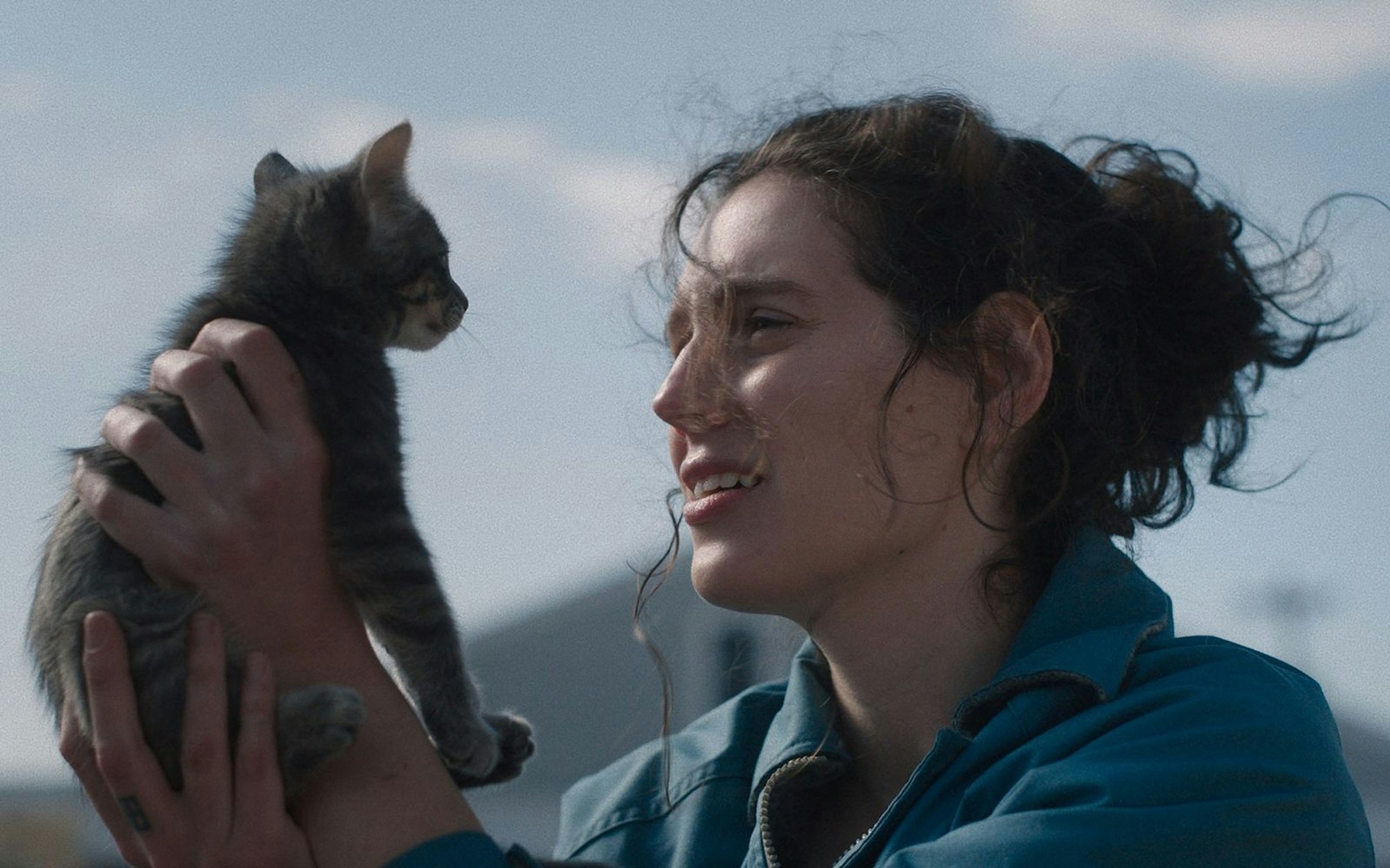 Als Agnes (Eva Victor) dieses Kätzchen findet, nimmt sie es bei sich auf. (Bild: A24)