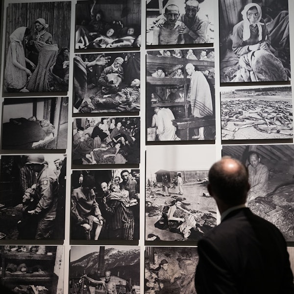 Bundeskanzler Friedrich Merz (CDU) besuchte Anfang Dezember die Holocaust-Gedenkstätte Yad Vashem und betrachtet Bilder aus Konzentrationslagern.