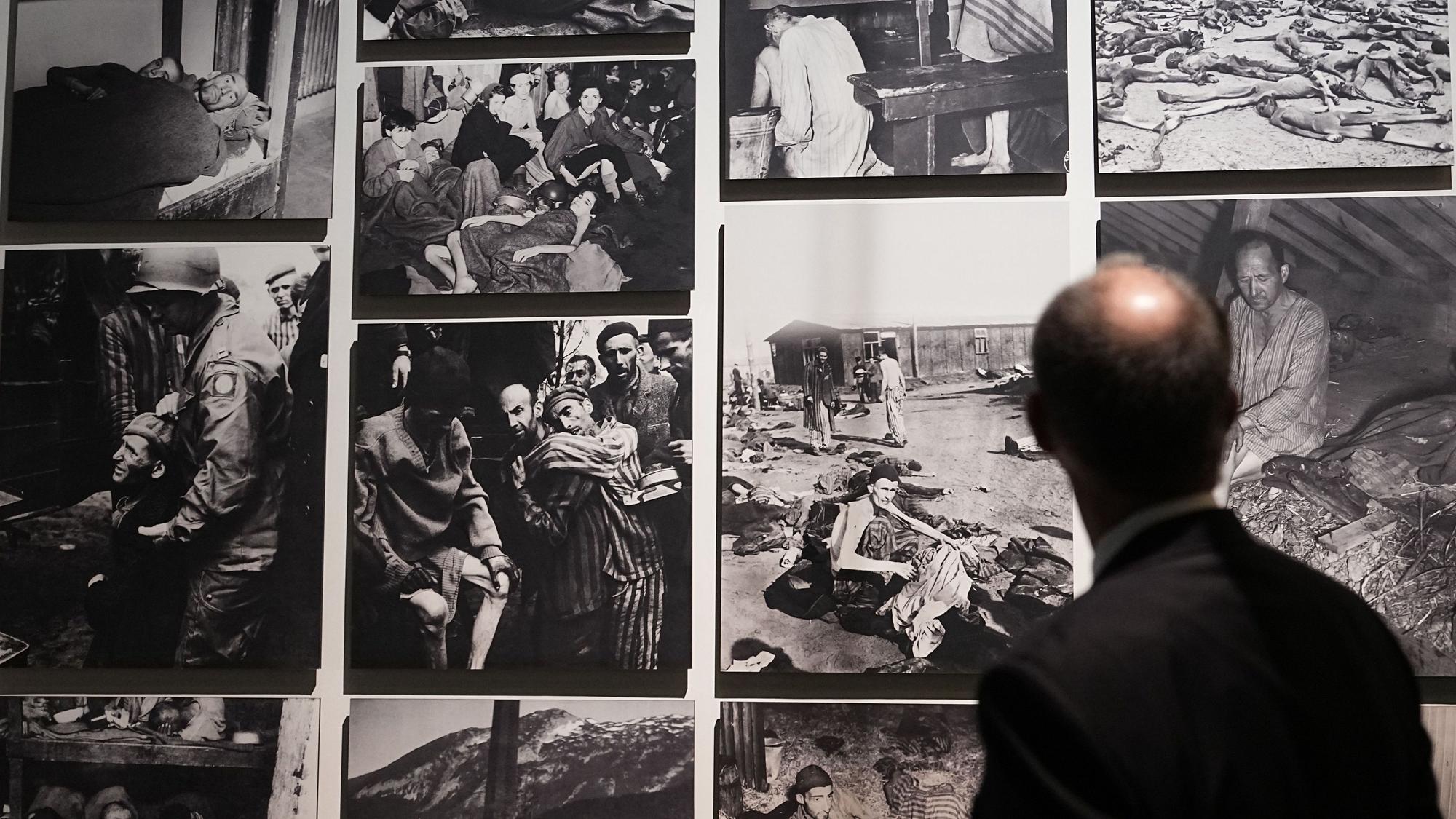 Bundeskanzler Friedrich Merz (CDU) besuchte Anfang Dezember die Holocaust-Gedenkstätte Yad Vashem und betrachtet Bilder aus Konzentrationslagern.