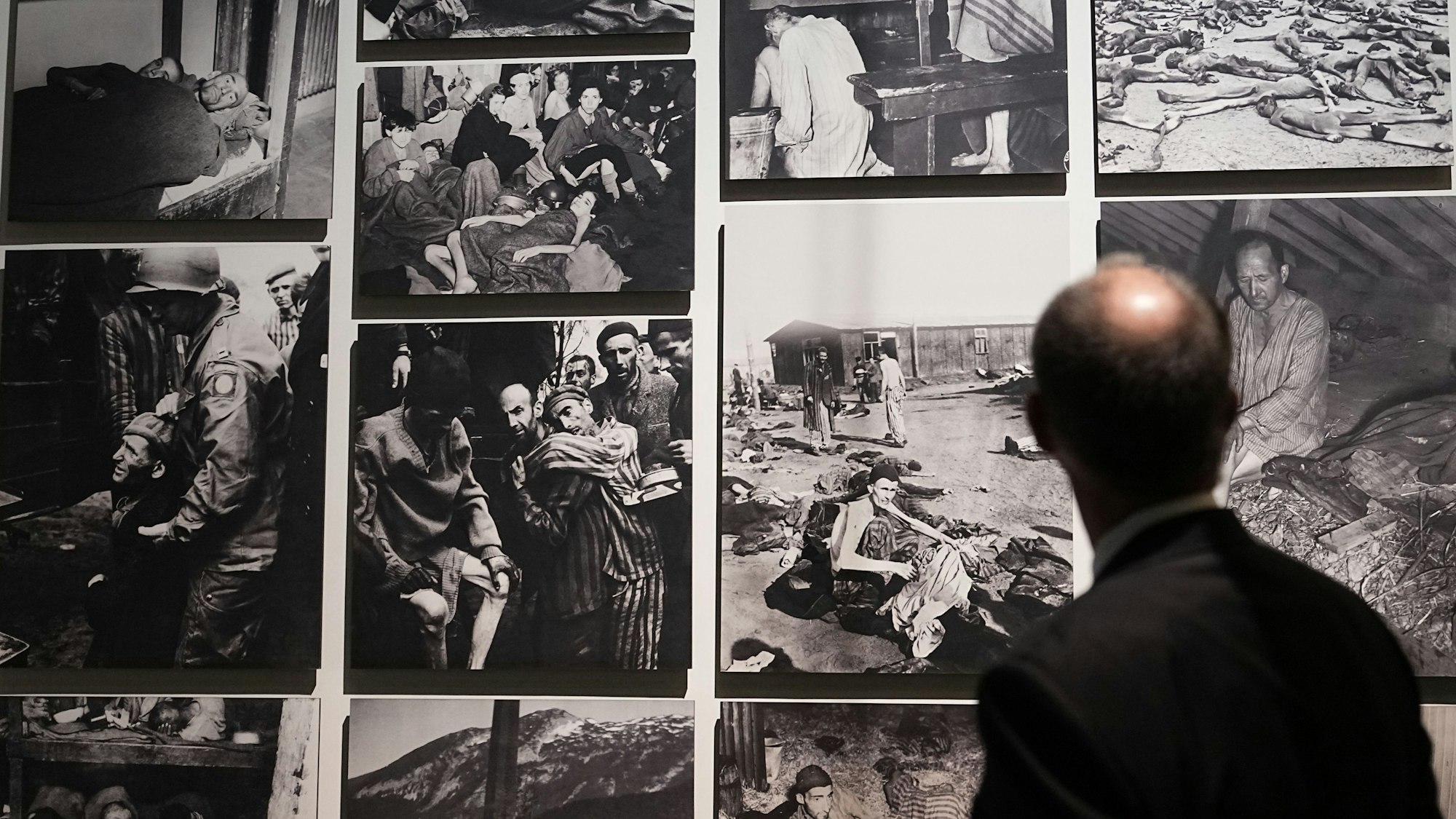 Bundeskanzler Friedrich Merz (CDU) besuchte Anfang Dezember die Holocaust-Gedenkstätte Yad Vashem und betrachtet Bilder aus Konzentrationslagern.