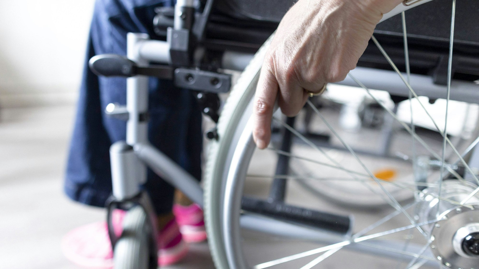 Pflegekräfte fanden die Frau schwer verletzt und hilflos auf dem Treppenabsatz. (Symbolbild)