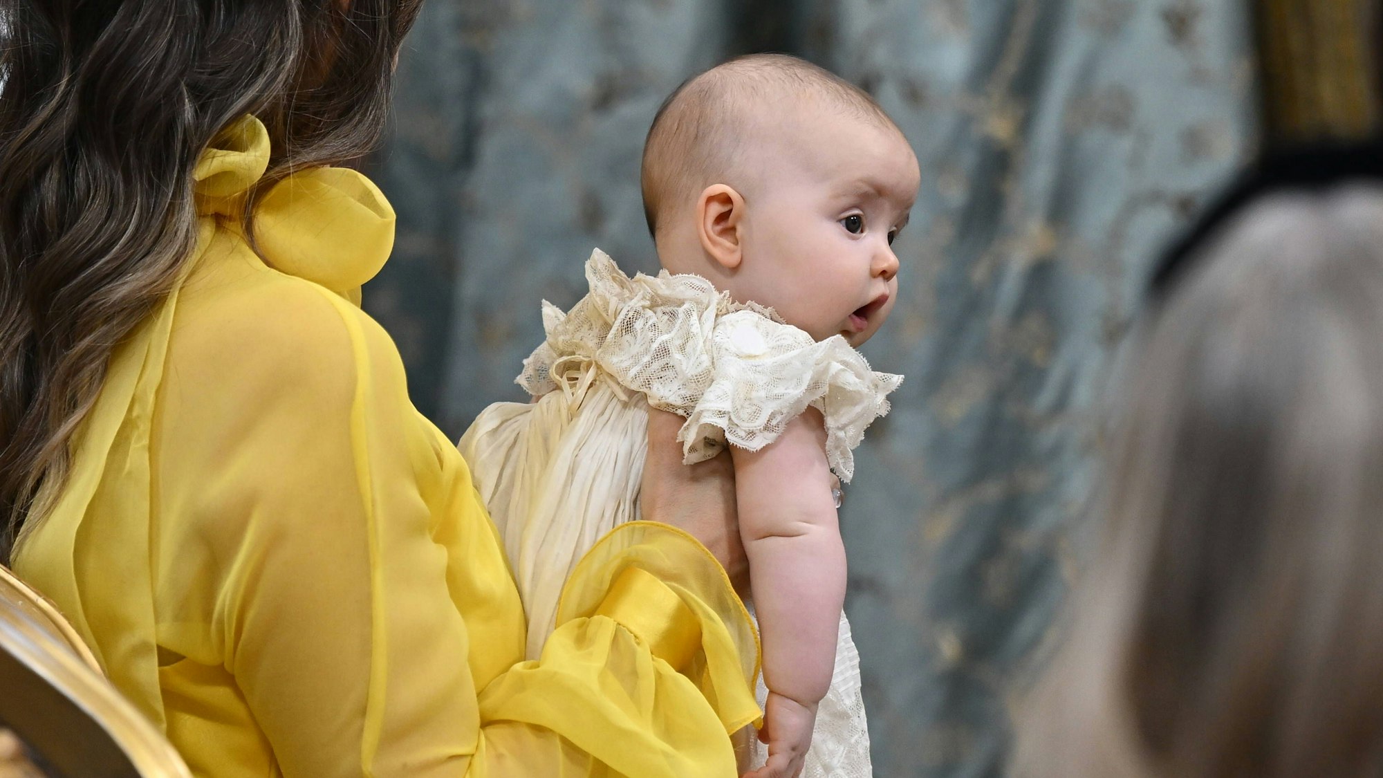 Prinzessin Sofia (l) hält ihre Tochter Prinzessin Ines im Arm.