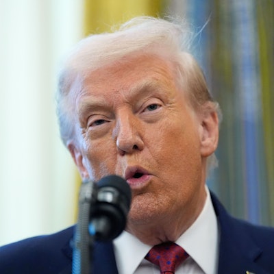 15.12.2025, USA, Washington: US-Präsident Donald Trump spricht während der Verleihung der Mexican Border Defense Medal im Oval Office des Weißen Hauses. Foto: Alex Brandon/AP/dpa +++ dpa-Bildfunk +++