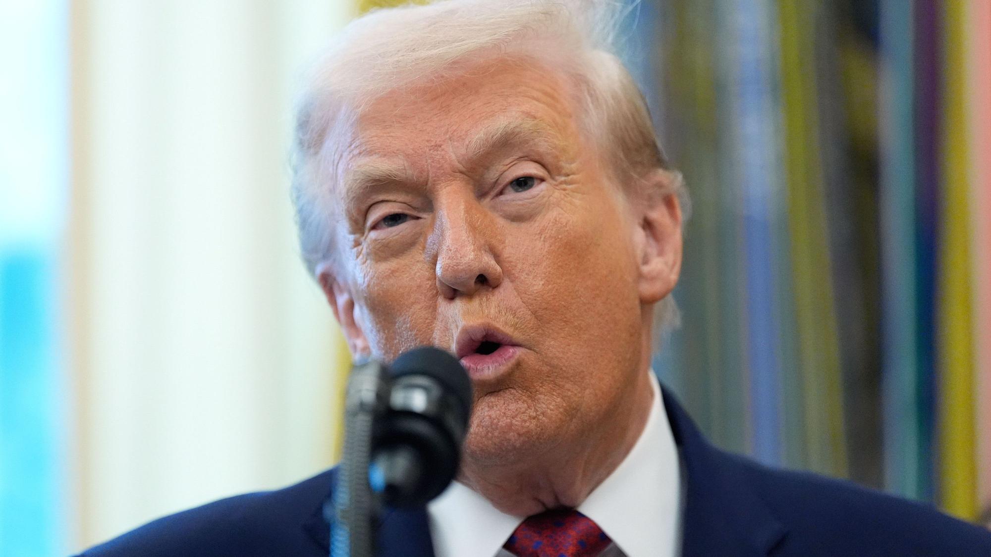 15.12.2025, USA, Washington: US-Präsident Donald Trump spricht während der Verleihung der Mexican Border Defense Medal im Oval Office des Weißen Hauses. Foto: Alex Brandon/AP/dpa +++ dpa-Bildfunk +++