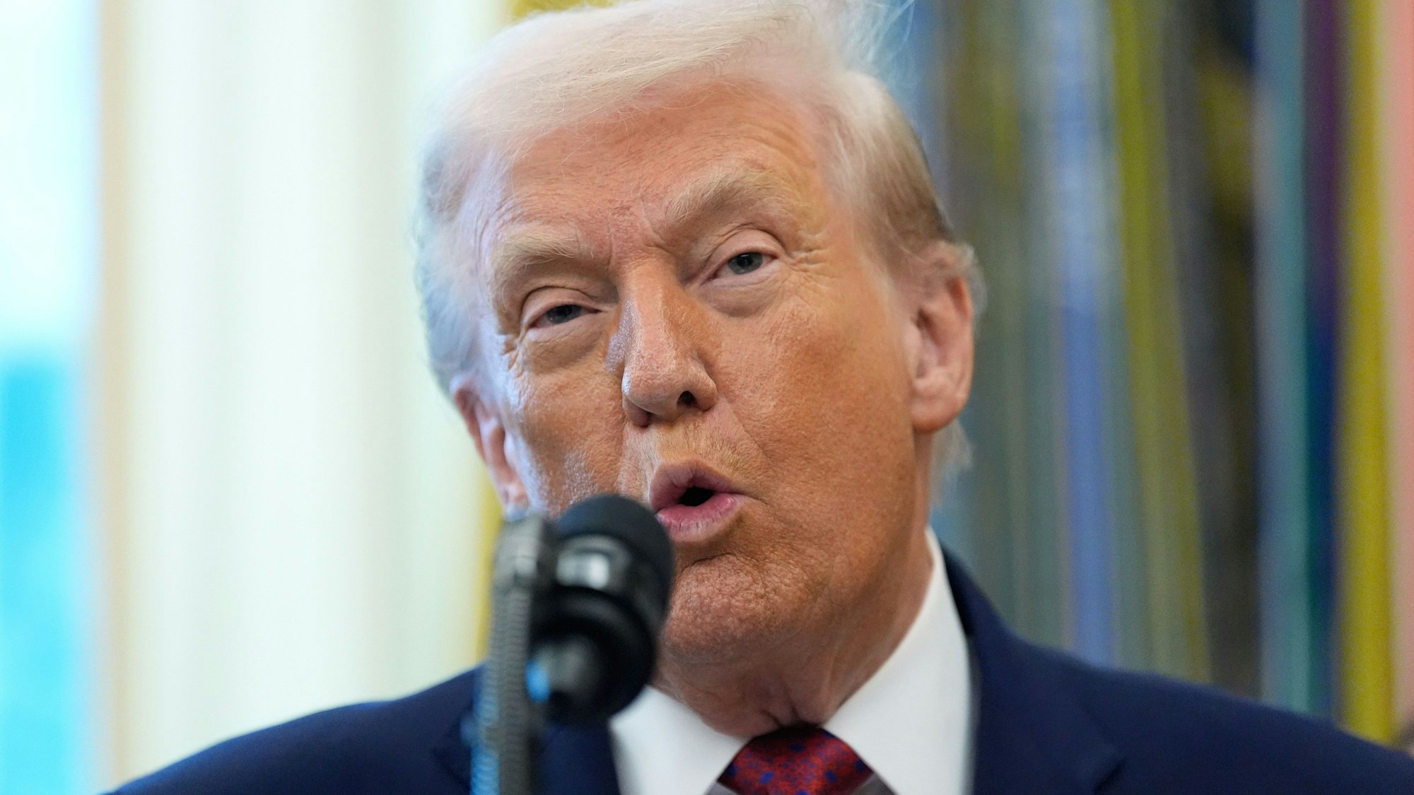 15.12.2025, USA, Washington: US-Präsident Donald Trump spricht während der Verleihung der Mexican Border Defense Medal im Oval Office des Weißen Hauses. Foto: Alex Brandon/AP/dpa +++ dpa-Bildfunk +++