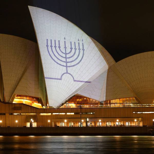 Die Segel des Opernhauses von Sydney sind in Gedenken an die Getöteten am Bondi Beach mit Kerzen auf einer Menora beleuchtet.