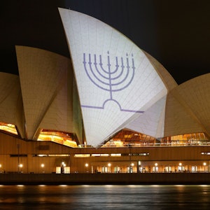 Die Segel des Opernhauses von Sydney sind in Gedenken an die Getöteten am Bondi Beach mit Kerzen auf einer Menora beleuchtet.