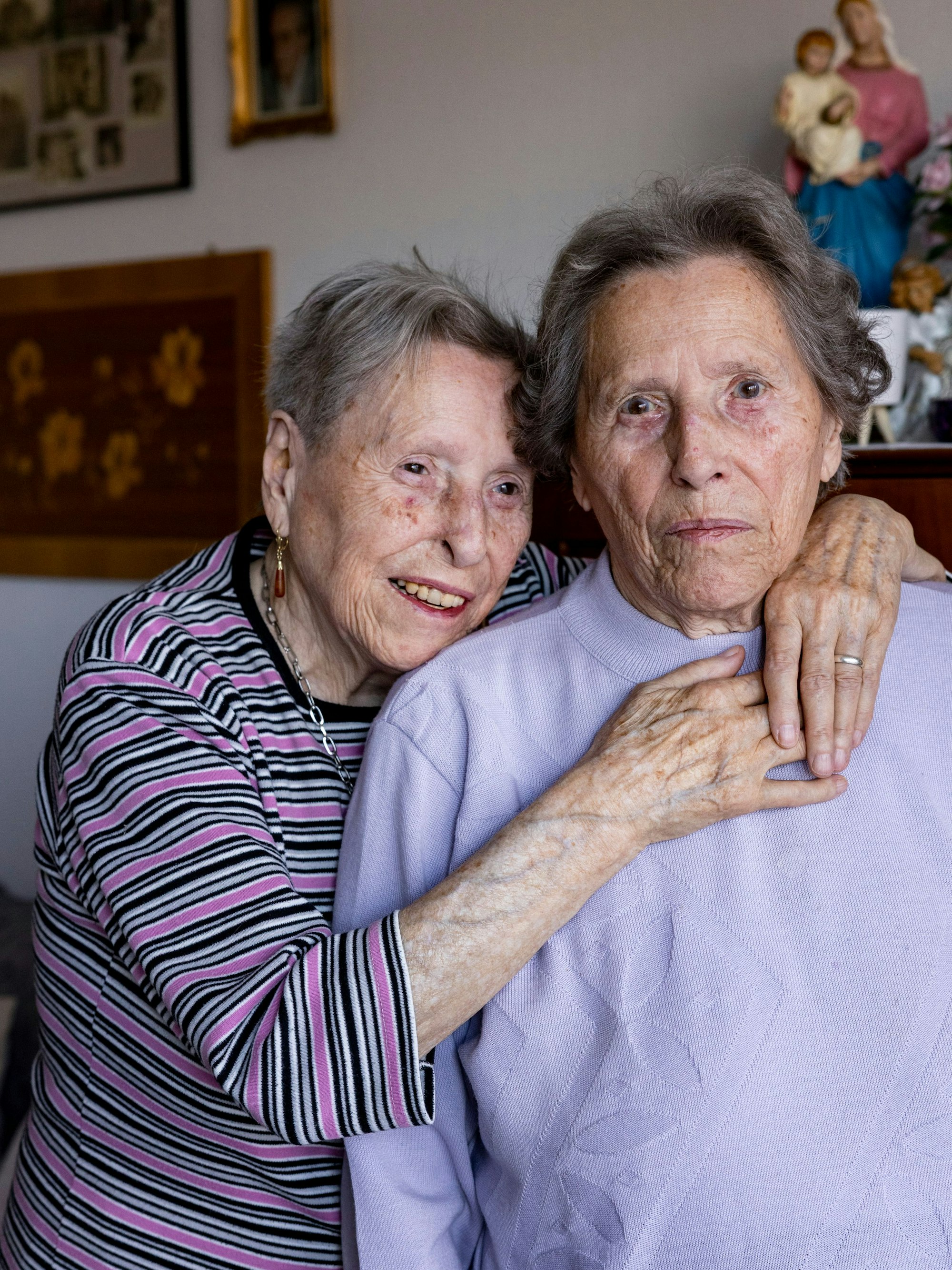 15.12.2025, Köln: Margarete Herrmann und Eva Berndorf (91) sind eineiige Zwillinge und leben beide in den Riehler Heimstätten.
Foto: Michael Bause