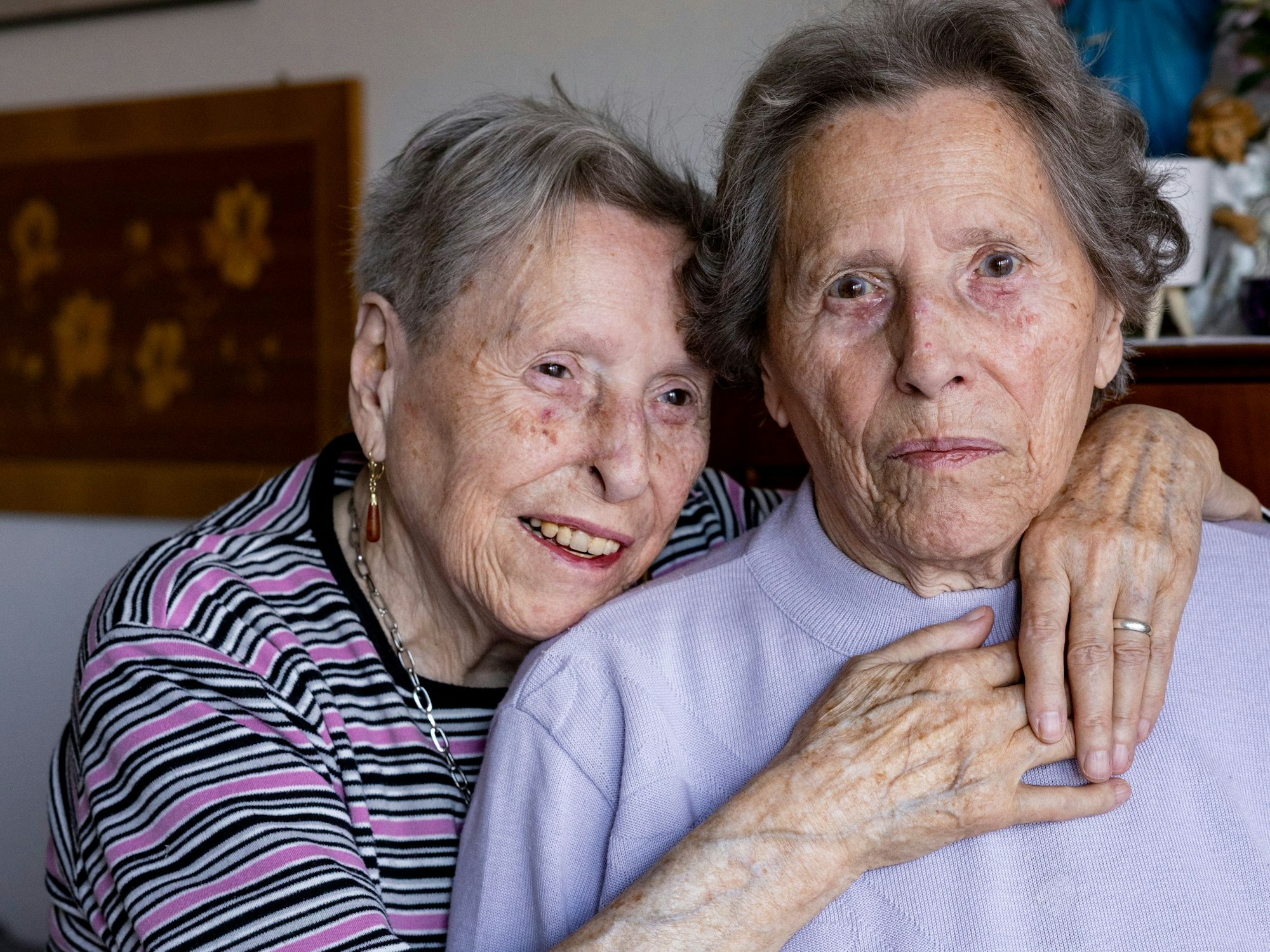15.12.2025, Köln: Margarete Herrmann und Eva Berndorf (91) sind eineiige Zwillinge und leben beide in den Riehler Heimstätten.
Foto: Michael Bause