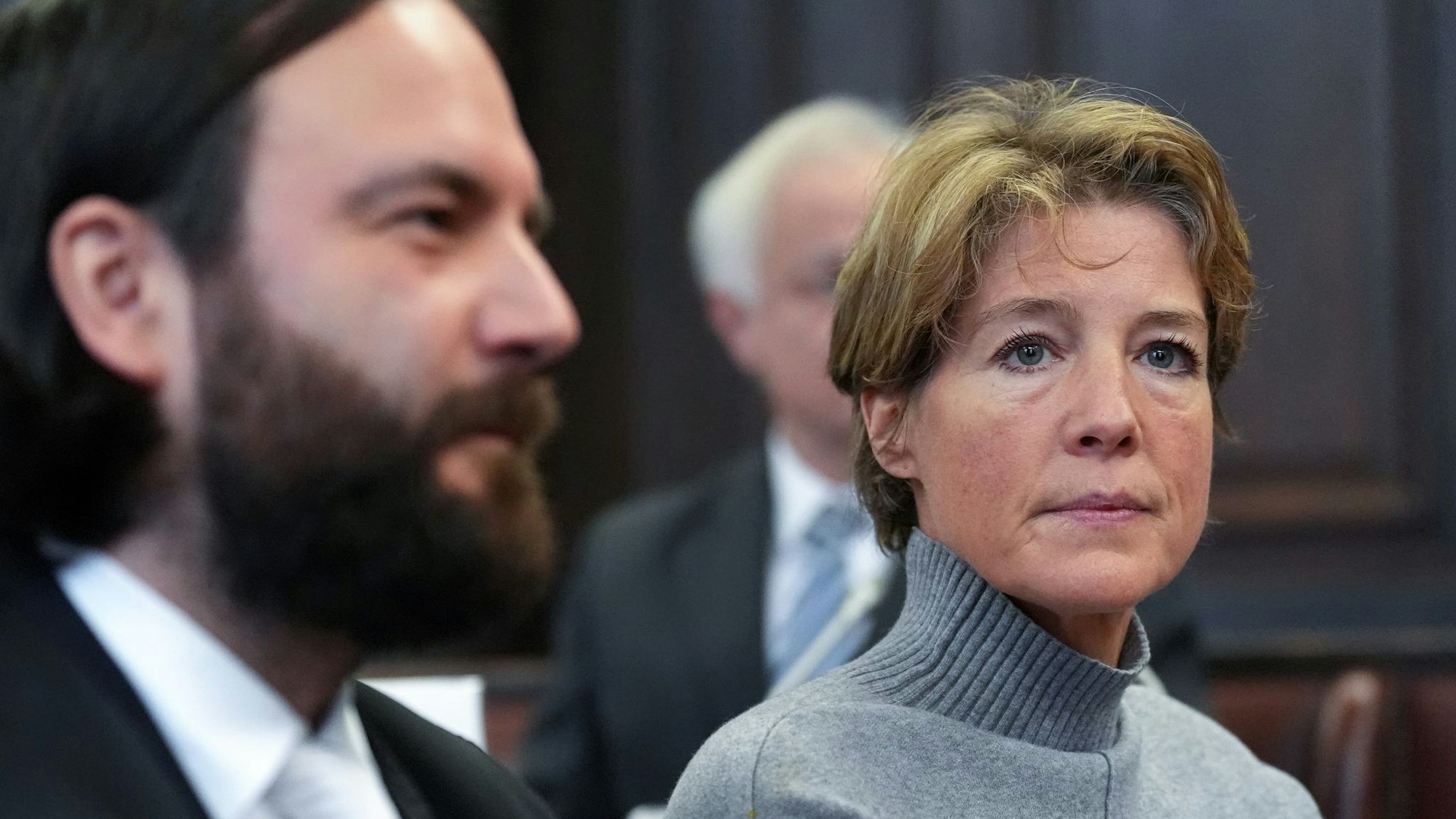 Christina Block sitzt im Gerichtssaal neben ihrem Verteidiger Ingo Bott.