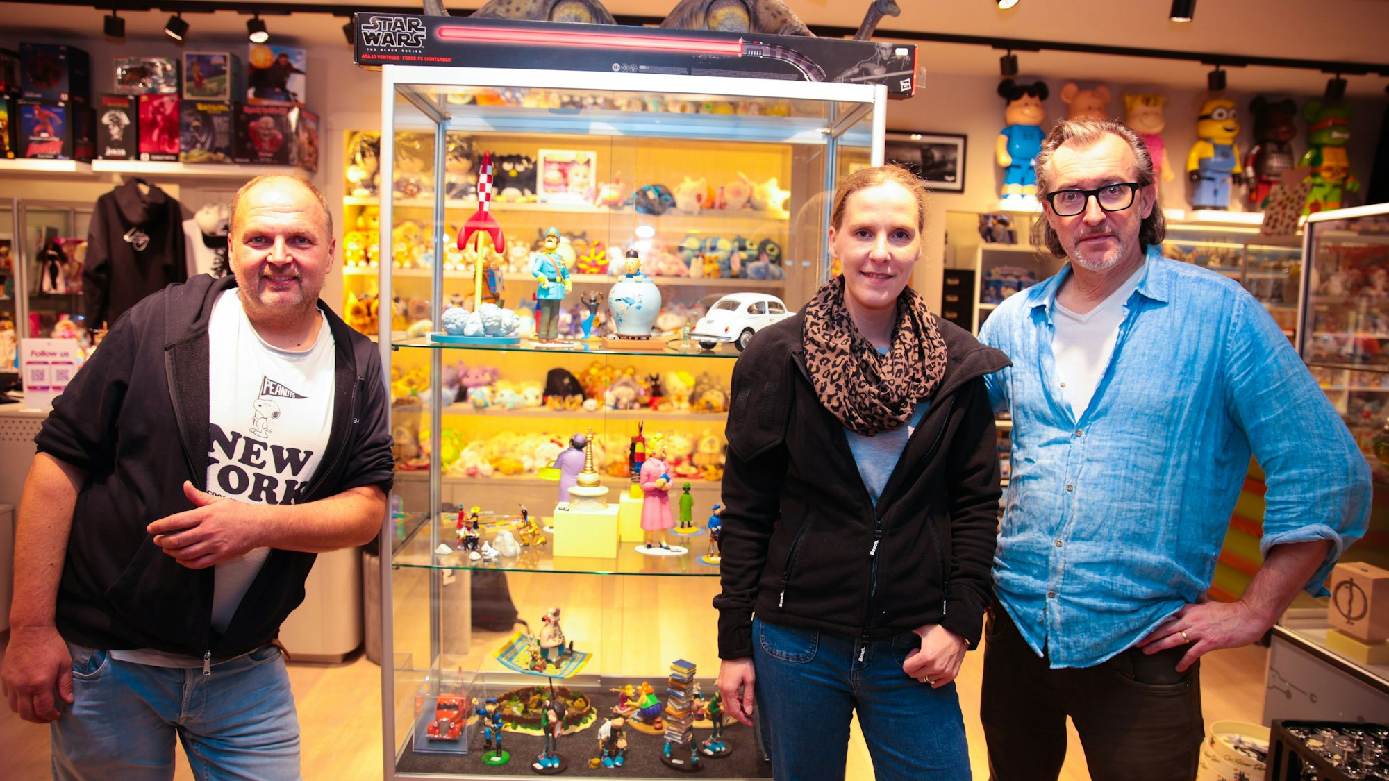Marc Kniffka (l.) gründete den Laden „Toys und Helden“ auf der Hohe Straße, Sabrina Aden (Gründerin) und Andreas Köhn unterstützen ihn.