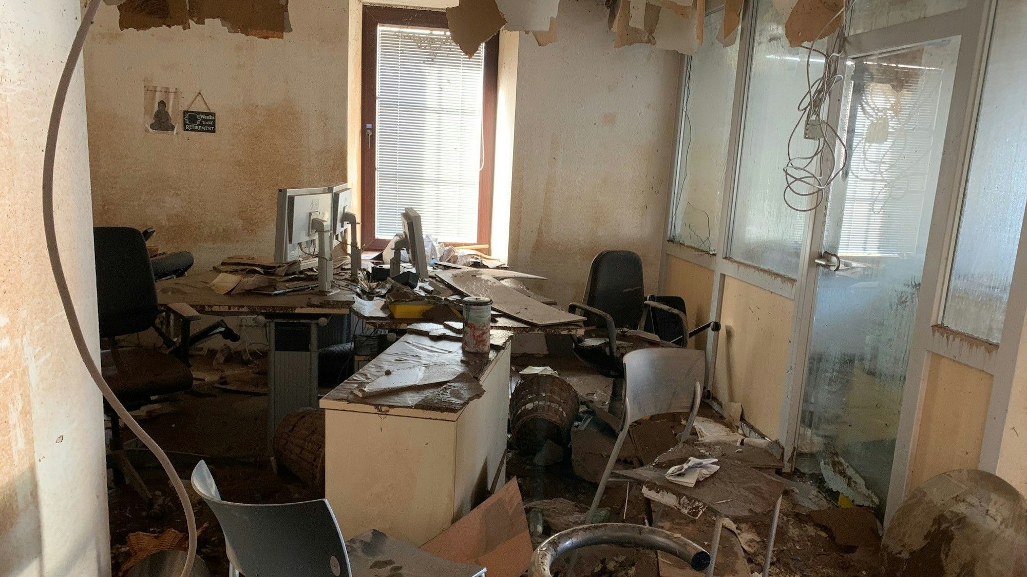 Das Bild zeigt nach der Flutkatastrophe im Sommer 2021 zerstörte Räume. Alles ist mit braunem Schlamm bedeckt.