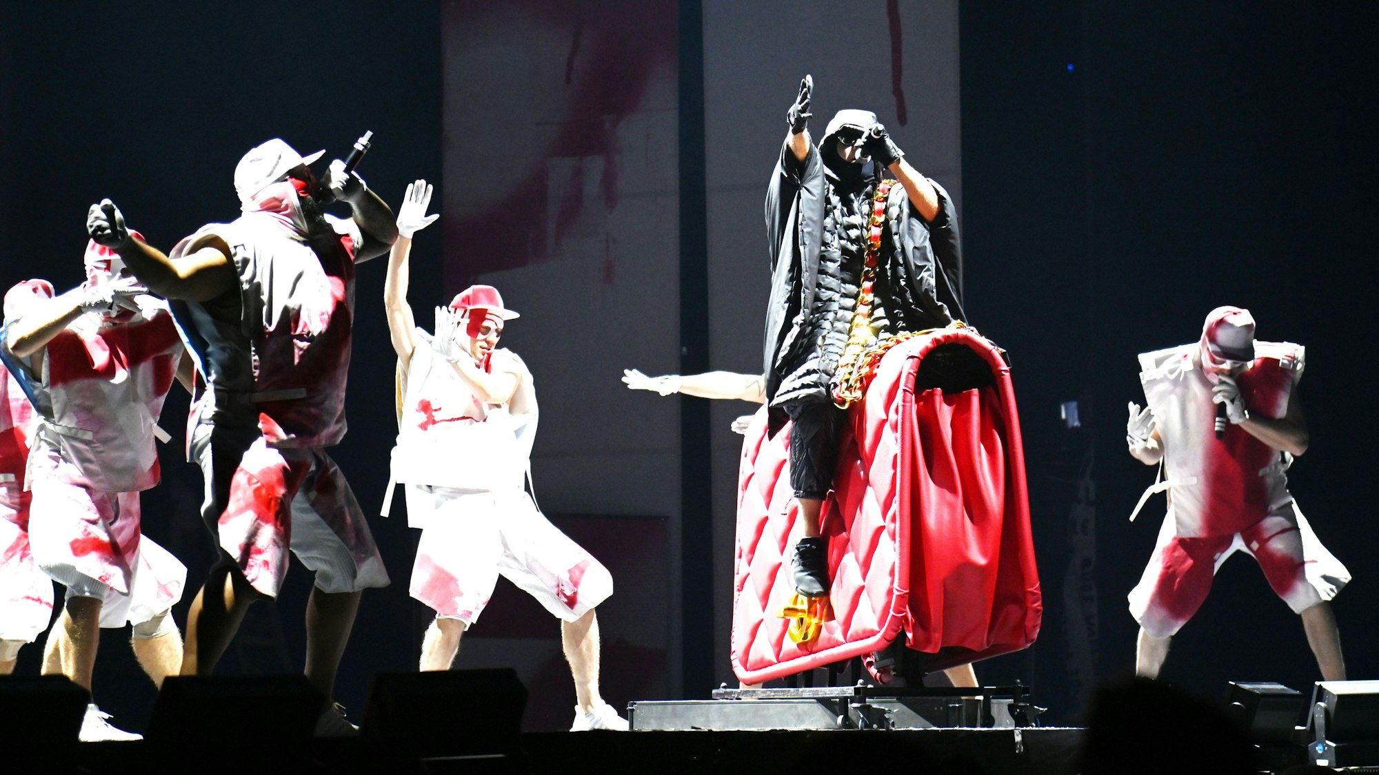 Deichkind (hier im Dezember 2024 in der Lanxess-Arena) trauert um ihr Gründungsmitglied Malte Pittner.