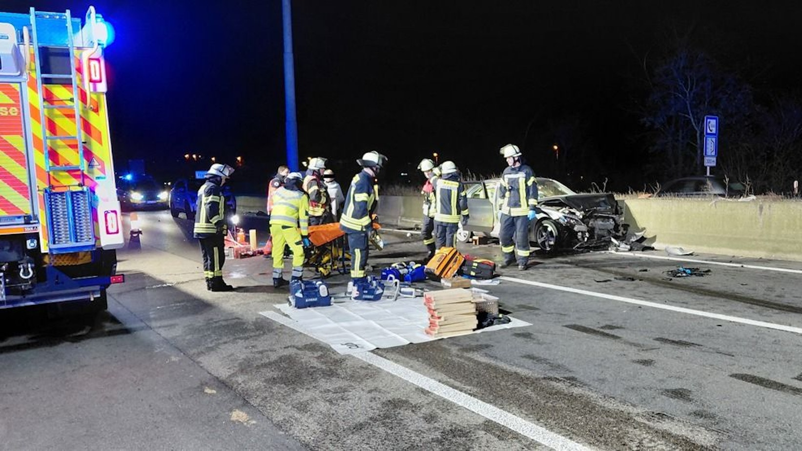 Bei dem Unfall auf der A565 musste eine Person von der Feuerwehr aus dem Fahrzeug befreit werden. (Symbolbild)
