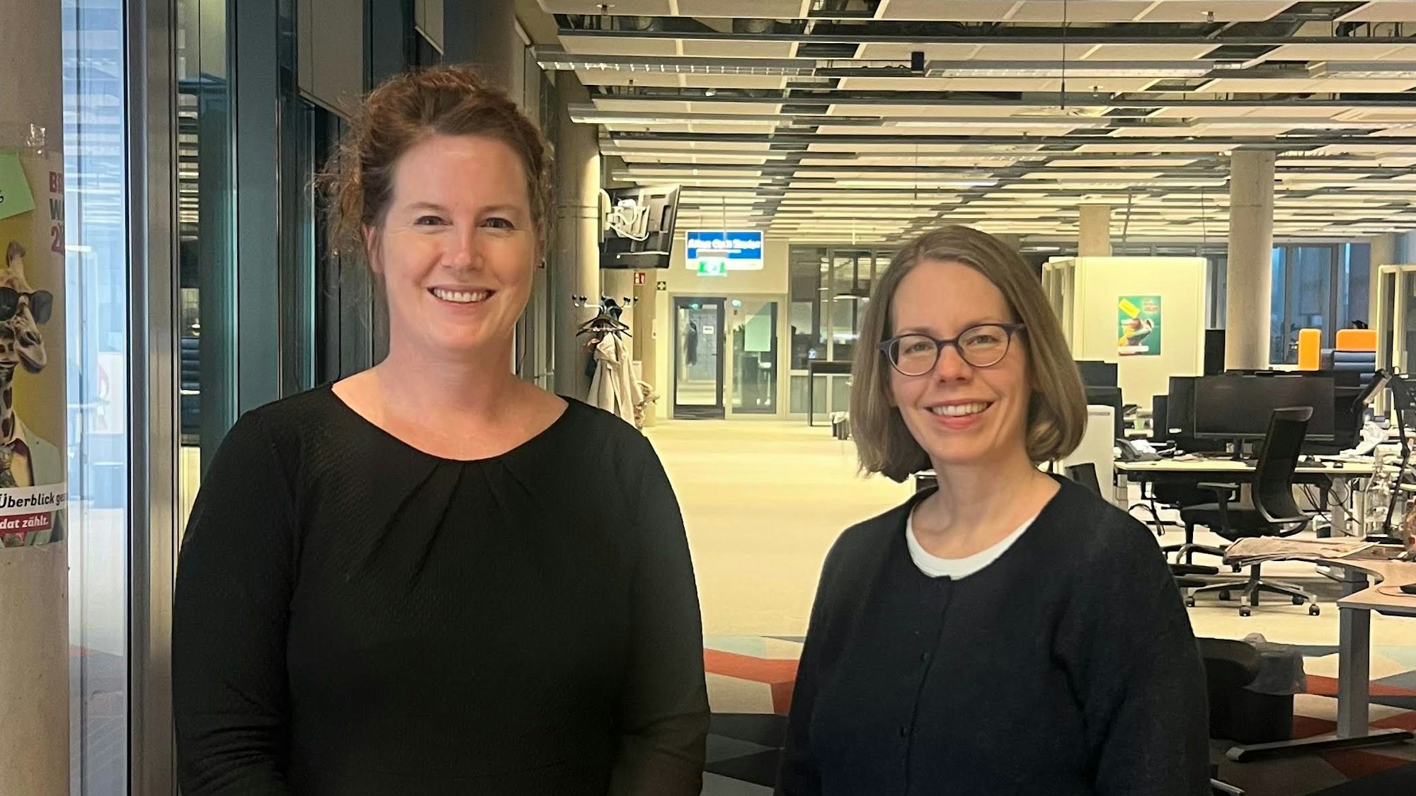 Sarah Brasack und Anne Brorhilker (r.) beim Interview in der Redaktion des Kölner Stadt-Anzeiger