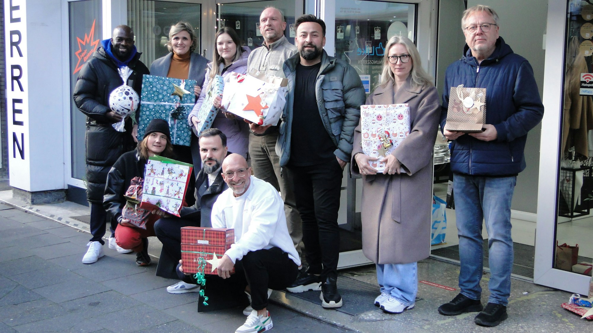 Kerim Kasapoglu (Mitte, mit dunklem Bart) konnte gut 250 Geschenke an die Vertreter der beteiligten Jugendeinrichtungen übergeben.