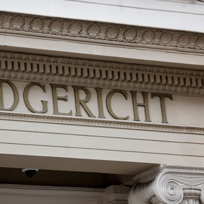 Vor dem Landgericht Bonn sind zwei Heranwachsende angeklagt, die einen Rettungssanitäter schwer verletzt haben sollen. (Archivbild)