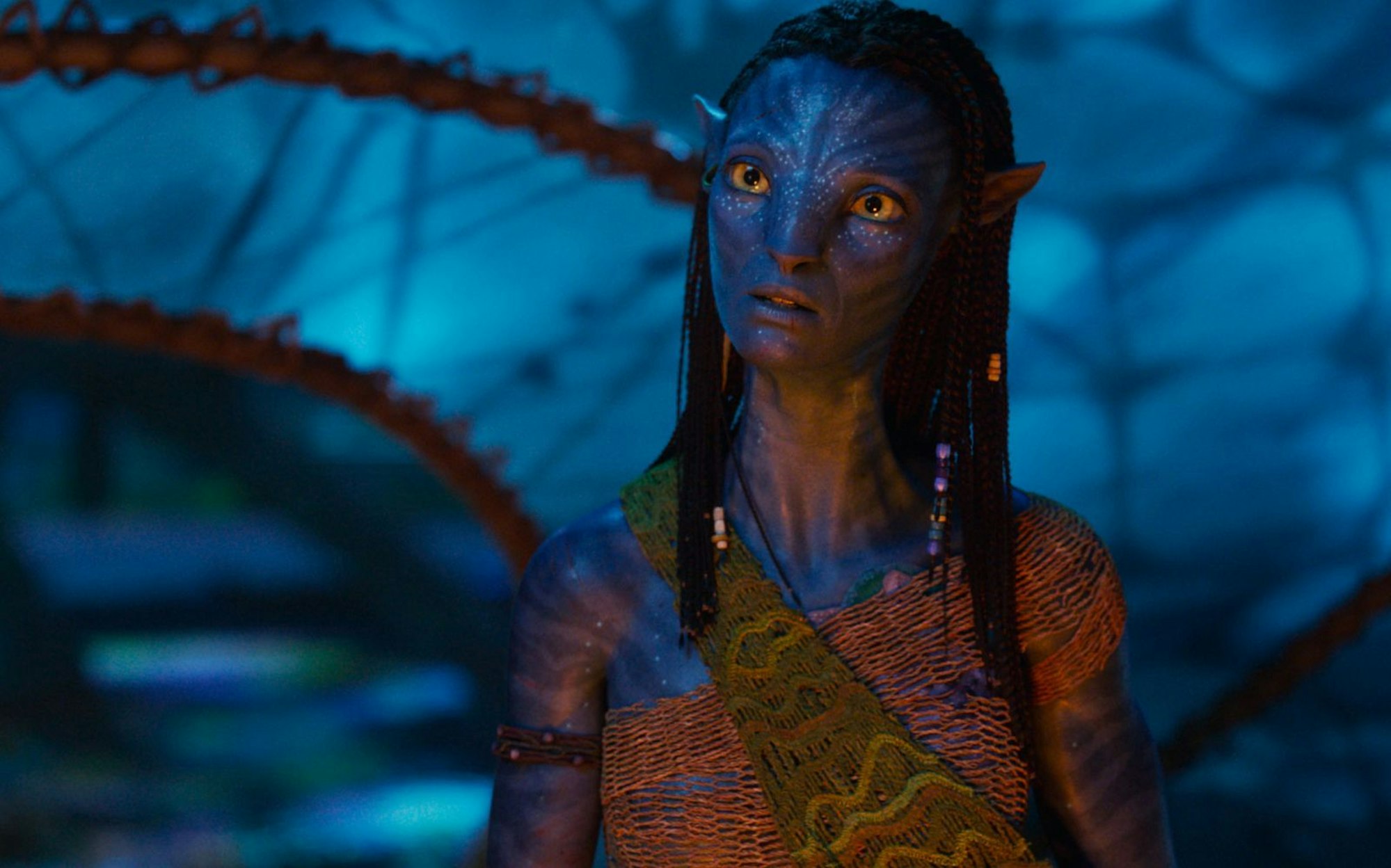 Jake Sullys Ehefrau Neytiri (Zoë Saldaña) trauert um ihren toten Sohn Neteyam. (Bild: 20th Century Studios/Disney)