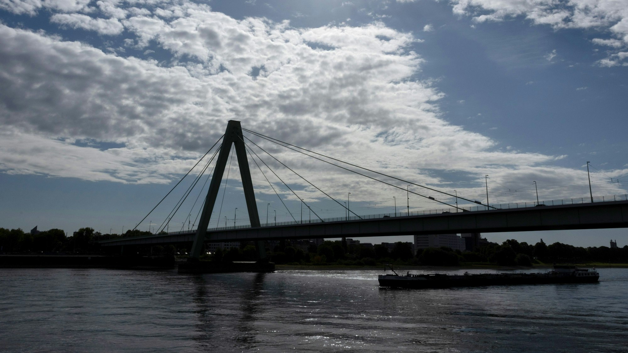 Die Kölner Severinsbrücke (Archivbild): Für Radfahrende ist es nicht ganz einfach, hier den Rhein zu überqueren.