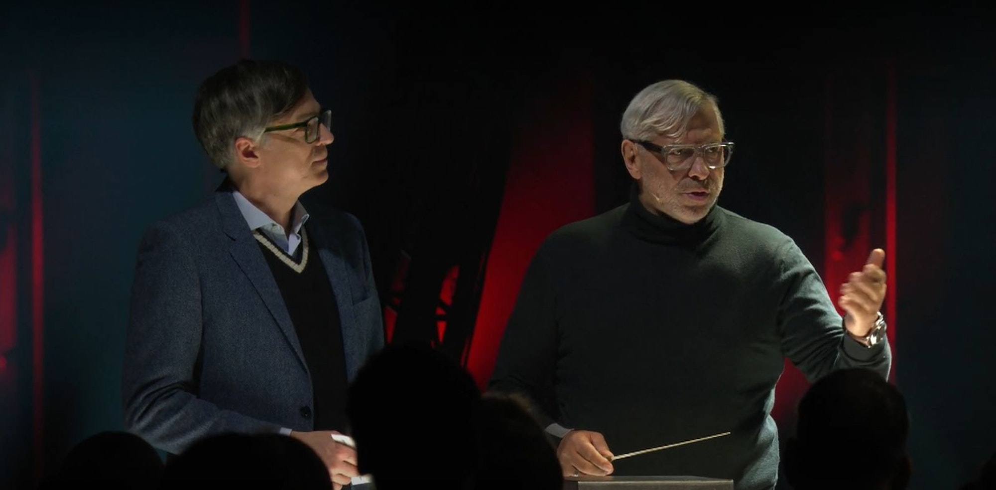 Jimmy Hartwig (rechts, mit Ralph Caspers) bewegte das Studiopublikum mit Erinnerungen aus seinem Leben. (Bild: ARD)