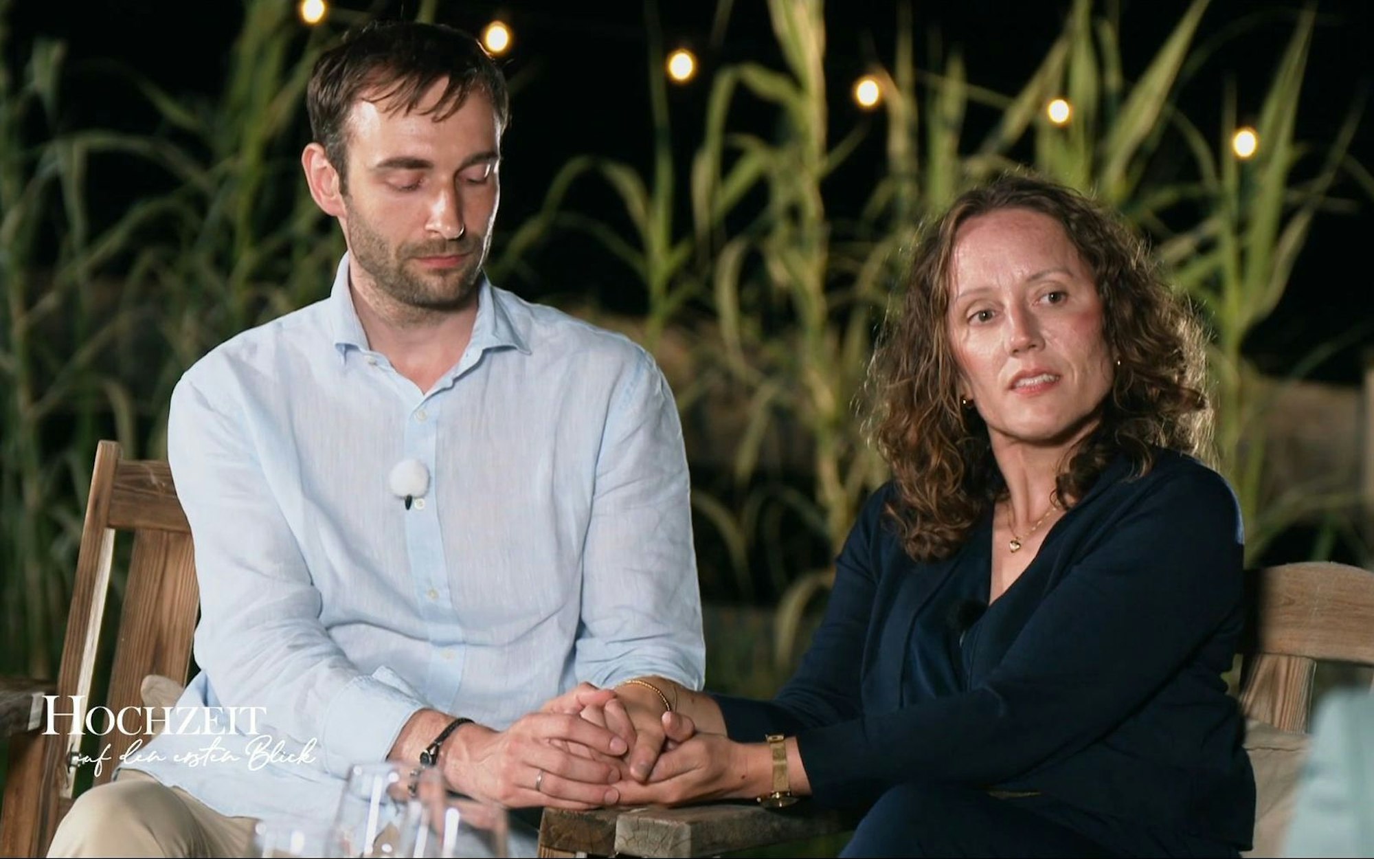 Martin und Sarah können die Finger nicht voneinander lassen. (Bild: Sat.1)