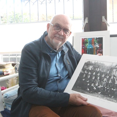 Wolf-Rüdiger Weisbach mit einer historischen Aufnahme der Herchener Feuerwehr.