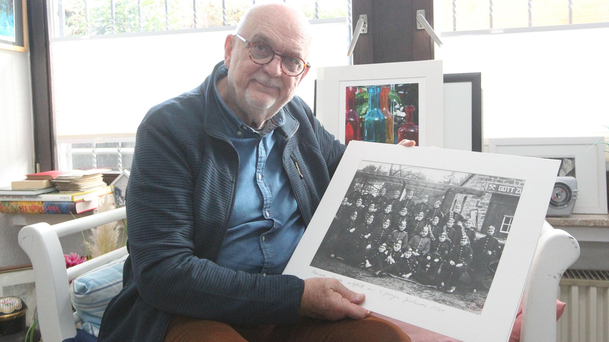 Wolf-Rüdiger Weisbach mit einer historischen Aufnahme der Herchener Feuerwehr.