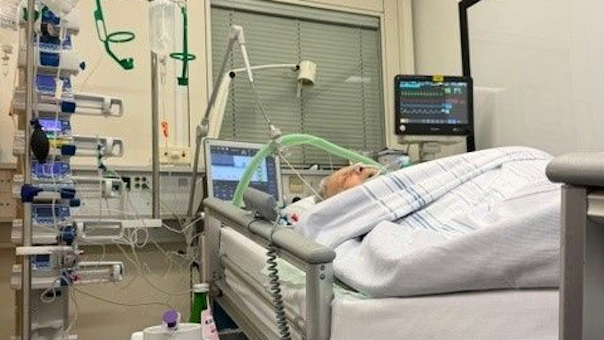 Marita S. liegt in den Tagen nach dem Sturz auf der Intensivstation eines Krankenhauses.